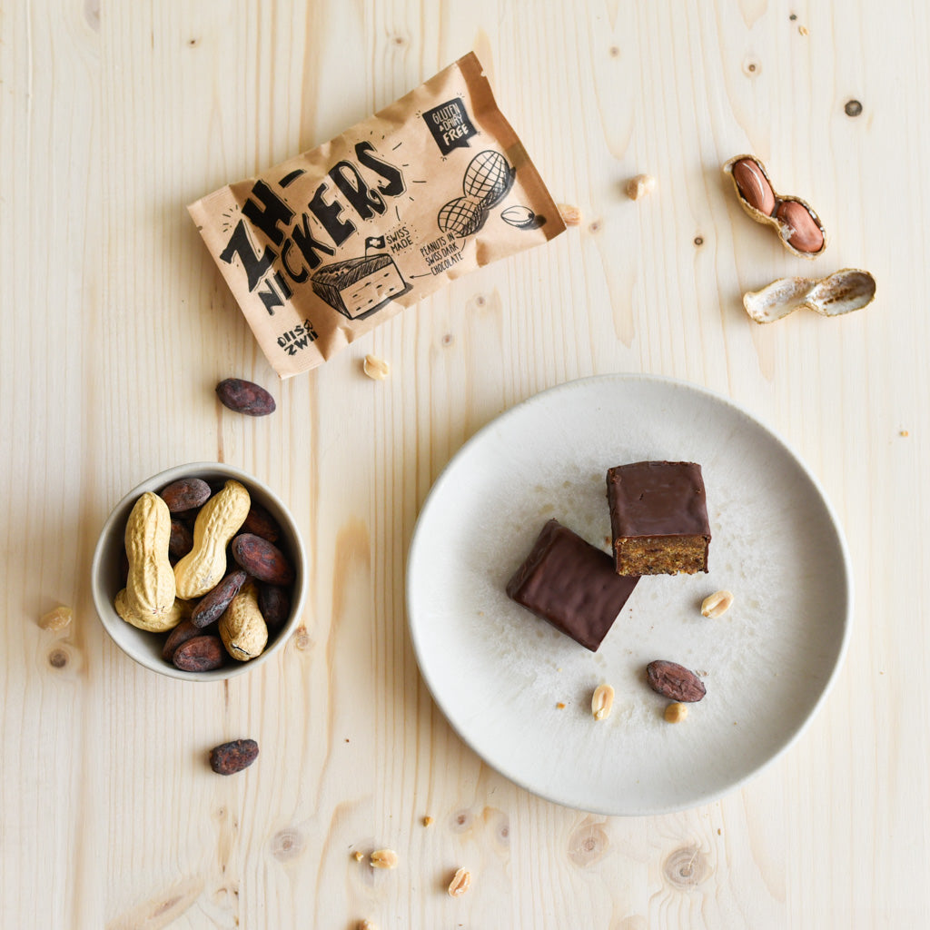Handgemachter Schoko-Erdnuss-Riegel mit Datteln – vegan, ohne Zuckerzusatz, produziert in der Schweiz.