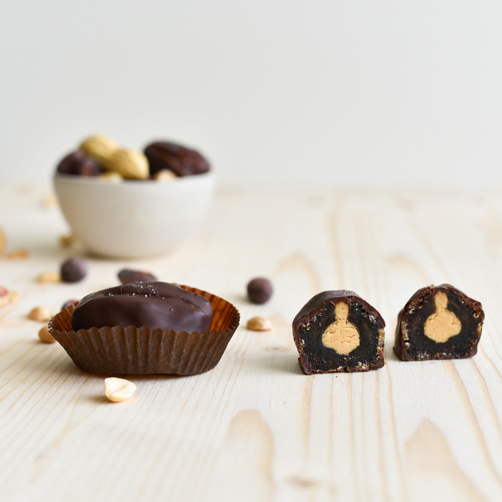 Handgemachte gefüllte Dattel mit Nüssen – vegan, ohne Zuckerzusatz, natürlich süsser Snack aus der Schweiz.