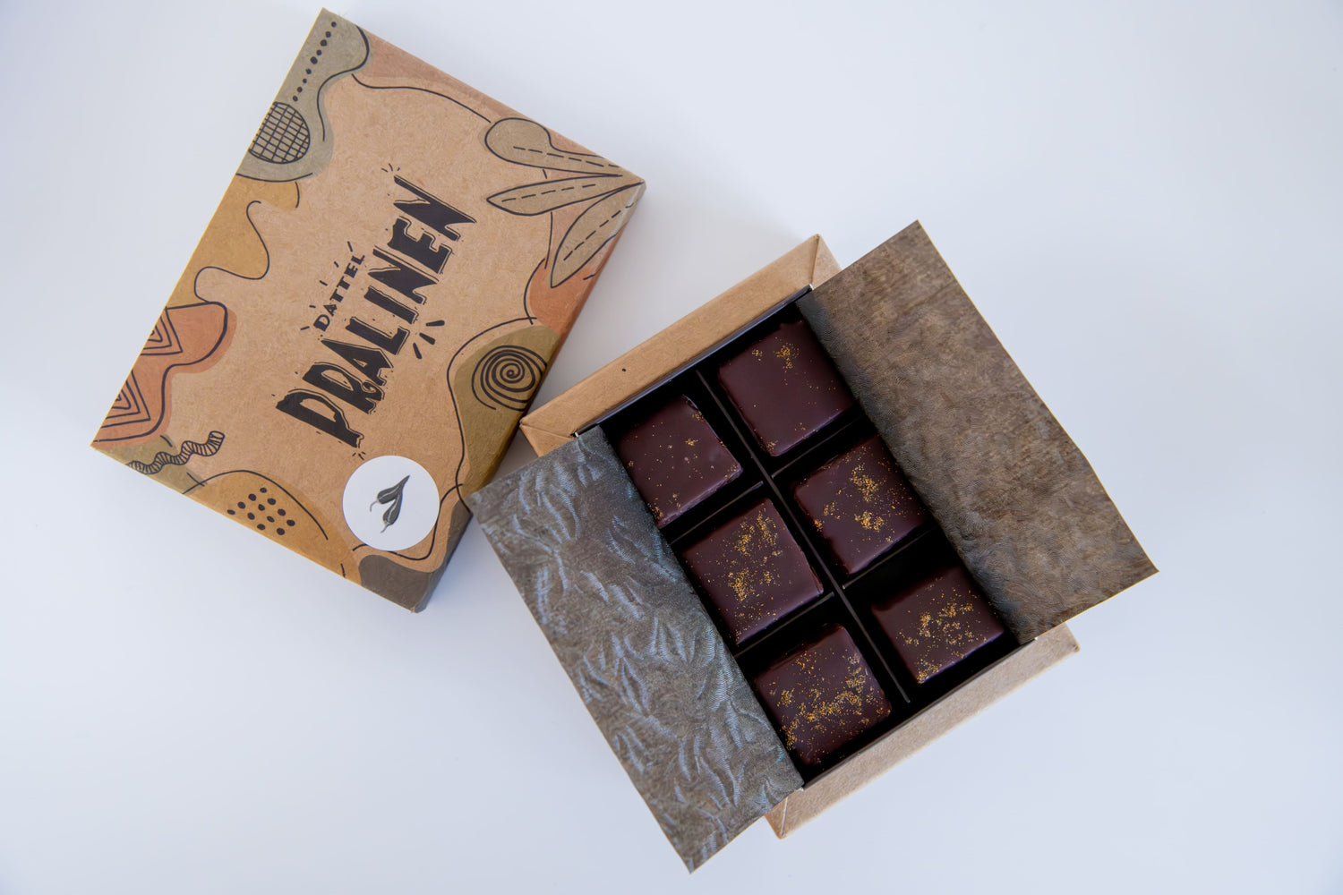 Handgemachte Dattel-Pralinen in Geschenkbox – vegan, ohne Zuckerzusatz, hergestellt in der Schweiz.