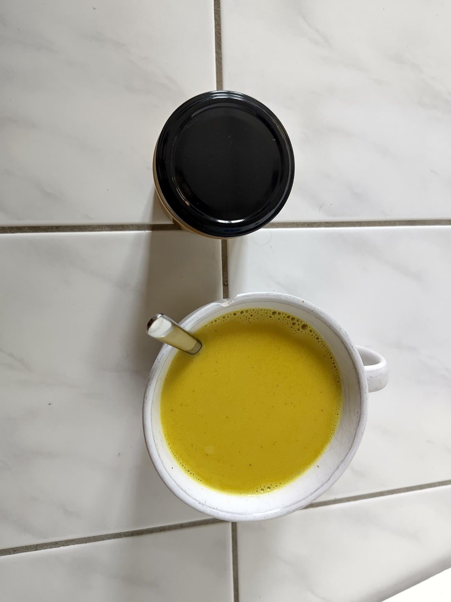 Hausgemachte Kurkuma-Paste im Glas – vegan, ohne Zusatzstoffe, vielseitig einsetzbar aus Schweizer Produktion.