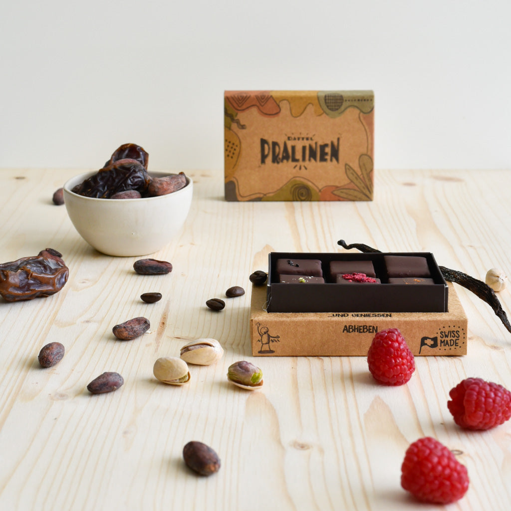 zu sehen ist eine offene Pralinen Verpackung mit den Zutaten auf dem Tisch