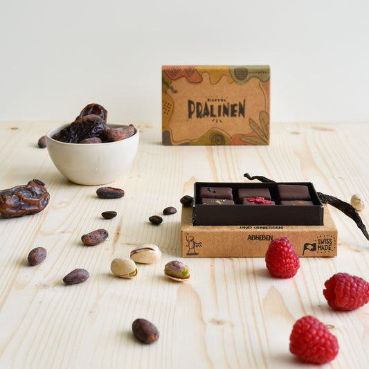 zu sehen ist eine offene Pralinen Verpackung mit den Zutaten auf dem Tisch