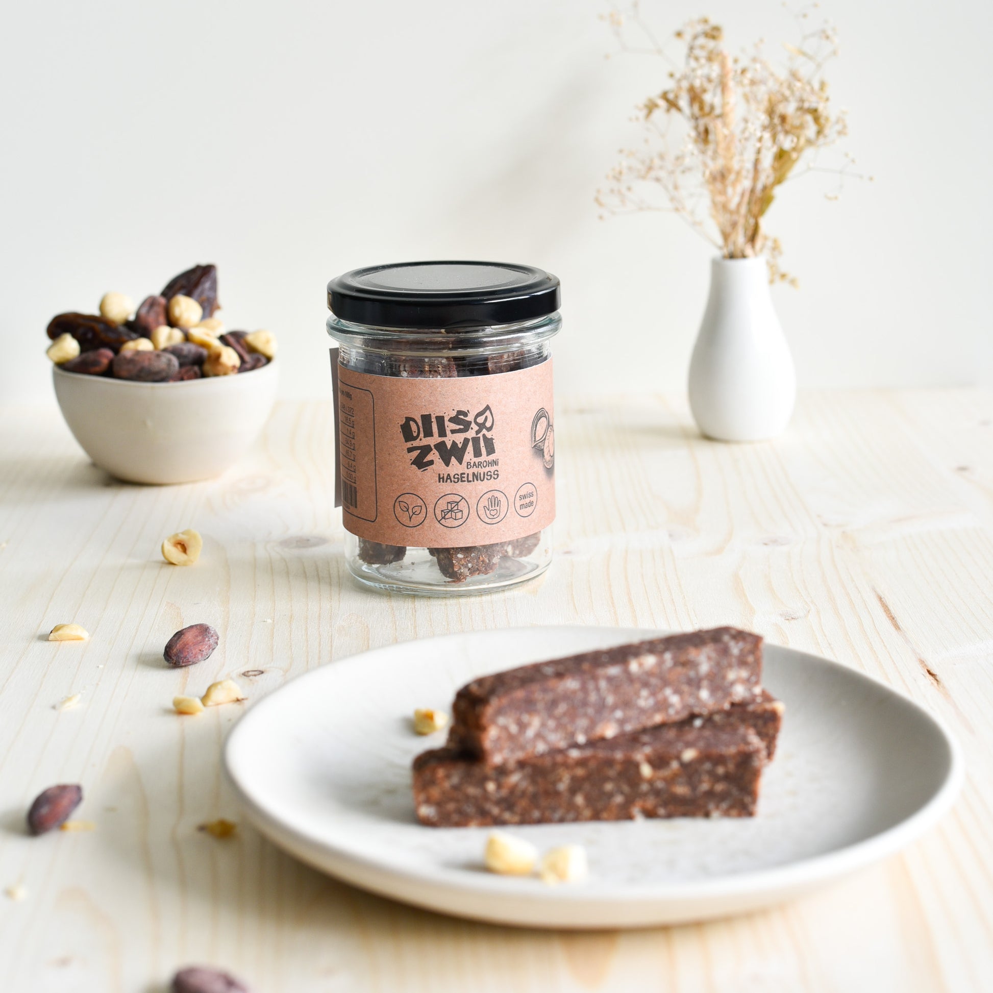 Barohni Haselnuss Riegel mit rohen Haselnüssen in nachhaltiger Glasverpackung, vegan und handgemacht.
