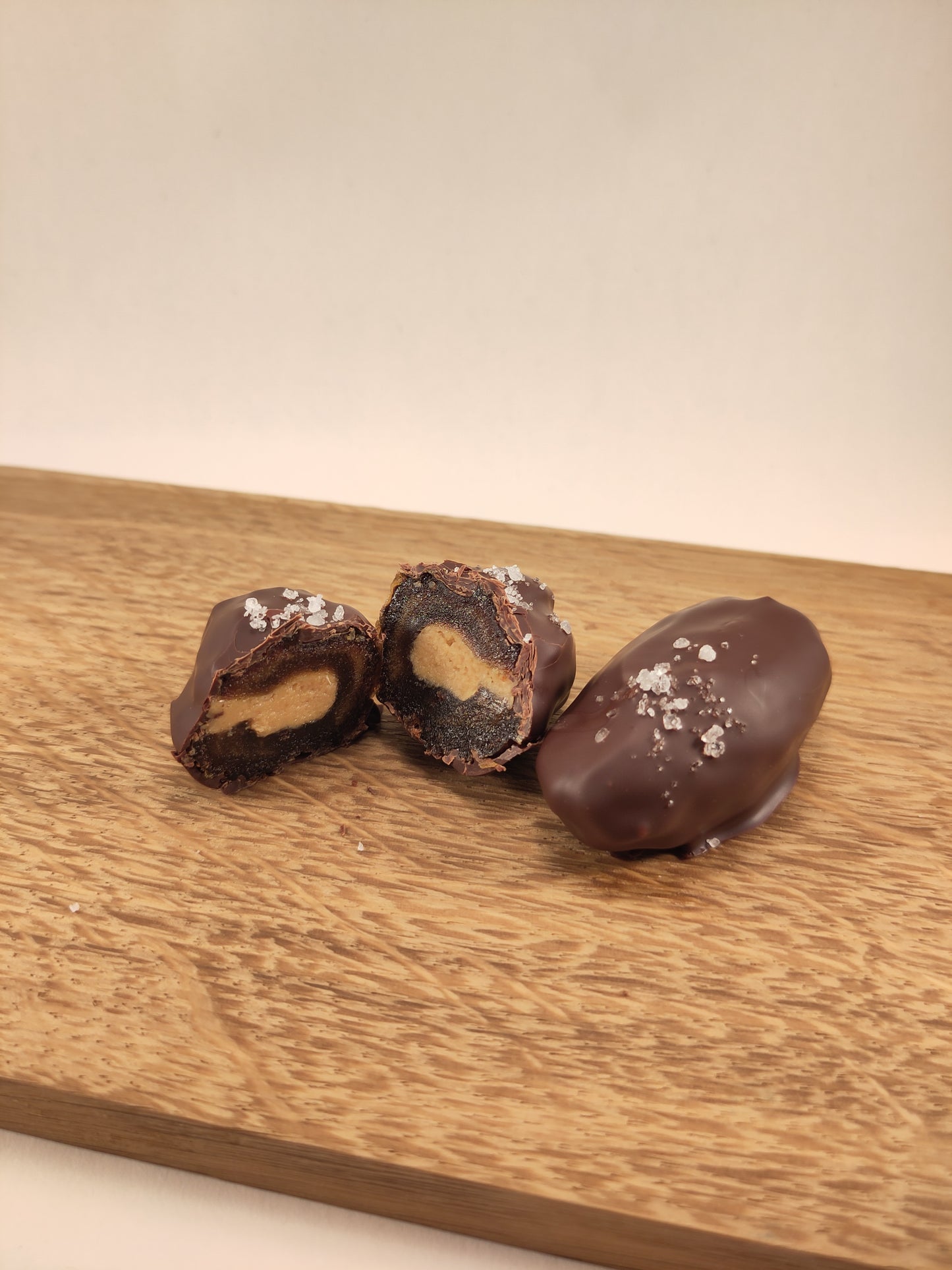 Nutty chocolate-date splendor: A sensual taste experience