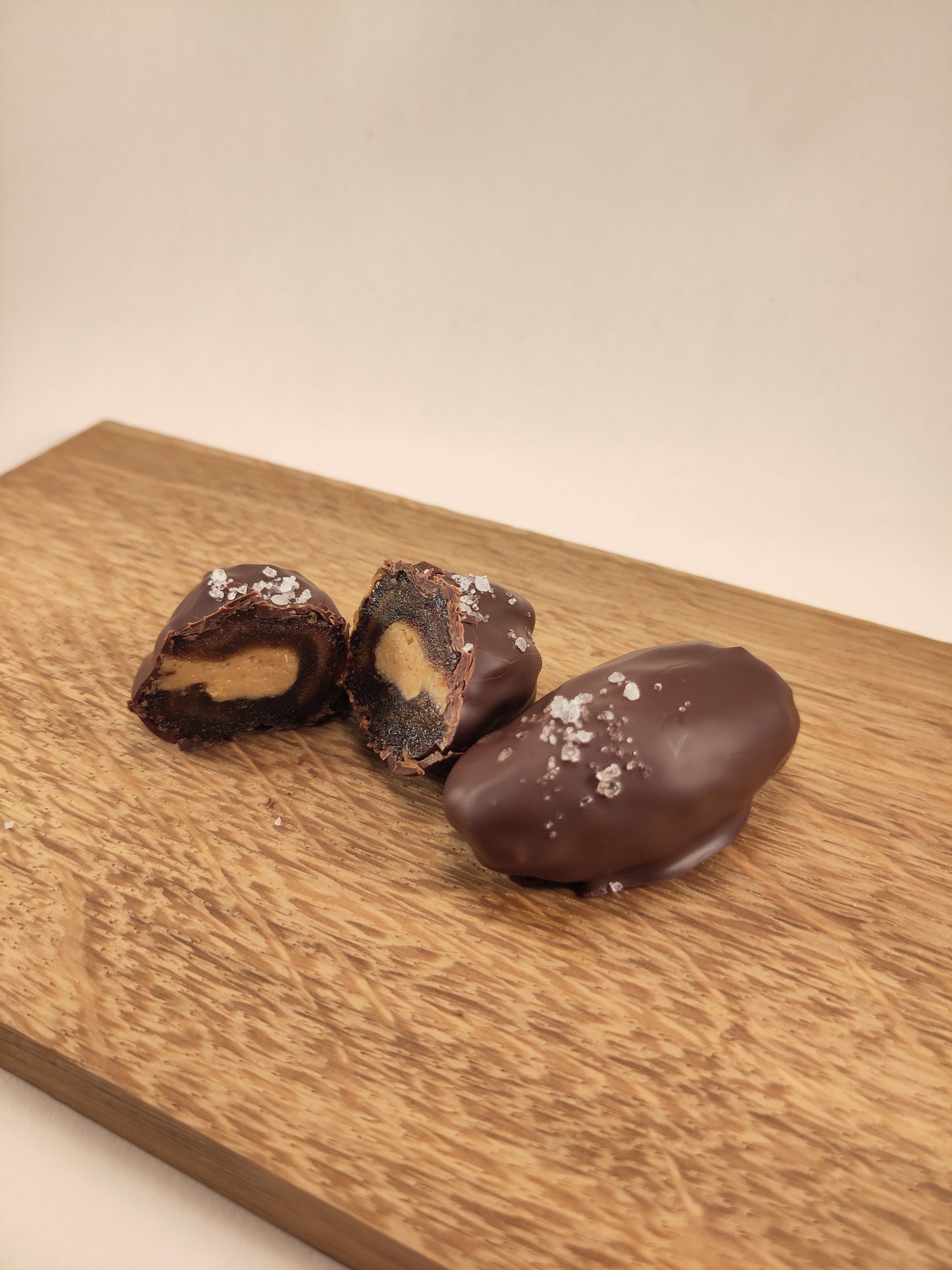 Nutty chocolate-date splendor: A sensual taste experience