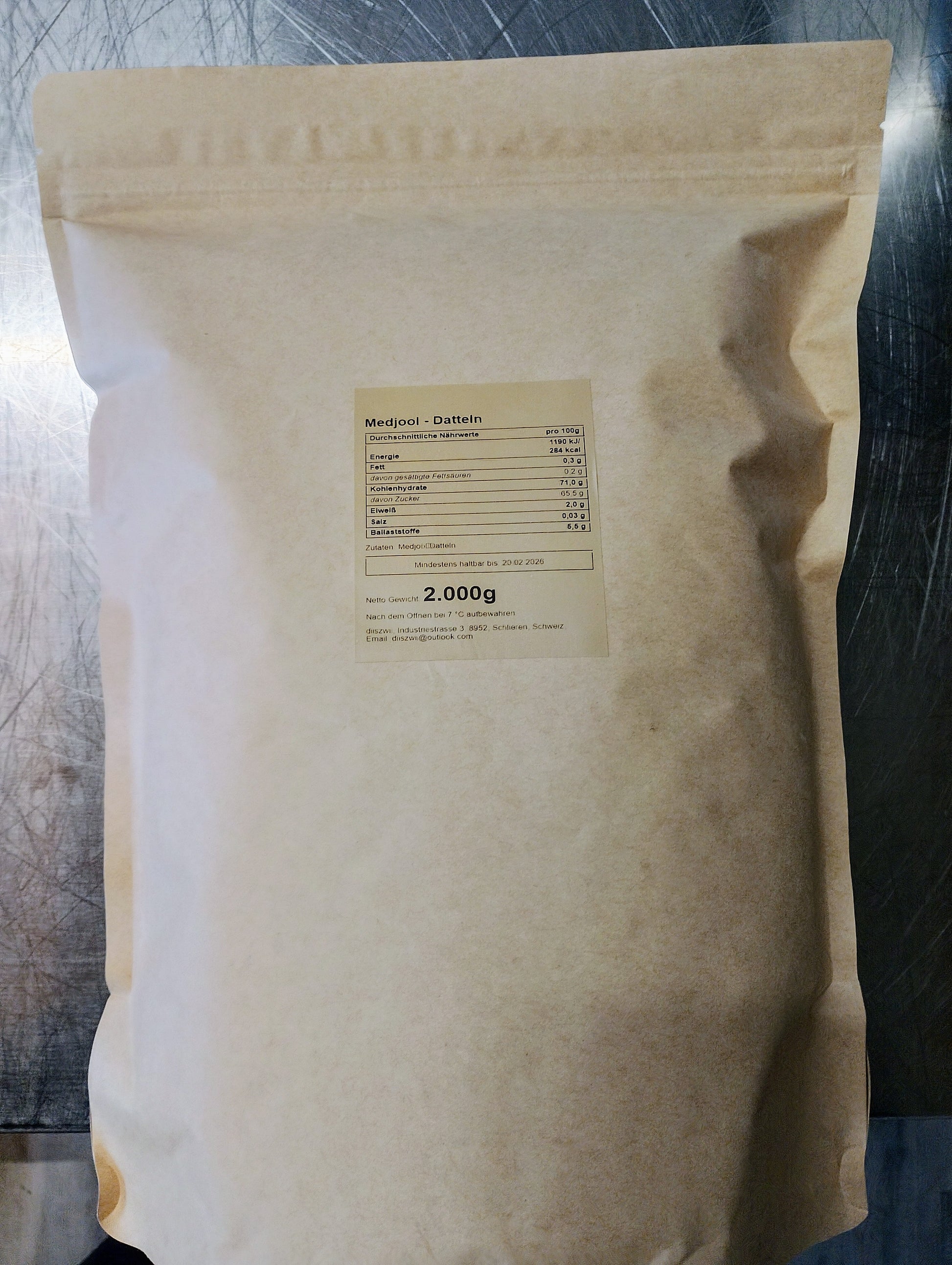 Medjool-Datteln 2kg in Verpackung mit diiszwii Etikett – naturbelassen, ohne Zuckerzusatz